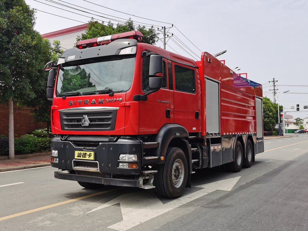 重汽汕德卡17噸水罐消防車(chē)